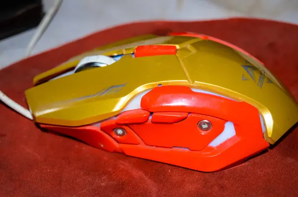 Kırmızı robot miğferinin yakın çekim görüntüsü.