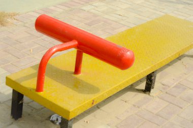 Şehir parkında gündüz vakti çocuk okulu ya da bahçe parkı için yapılmış rengarenk plastik oyuncaklarla oyna. Halk parkında çocuk parkı. Parkta egzersiz için ekipman.