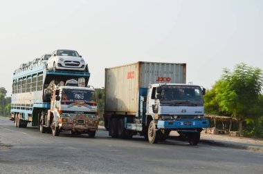 PAKISTAN PUNJAB 2023 14 MARCH: Lahore çevre yoluna doğru otoyolda Pakistan Kamyonu. CPEC 'de. Pakistan 'dan Çin' e. Çin 'den Pakistan' a. Benzin ve yağ yüklü bir kamyon. Ulaşım. Pakistan taşımacılığı.