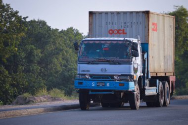 Pakistan Kamyonu Lahor çevre yoluna doğru gidiyor. CPEC 'de. Pakistan 'dan Çin' e. Çin 'den Pakistan' a. Benzin ve yağ yüklü bir kamyon. Ulaşım. Pakistan taşımacılığı.