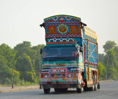 Pakistan Kamyonu Lahor çevre yoluna doğru gidiyor. CPEC 'de. Pakistan 'dan Çin' e. Çin 'den Pakistan' a. Benzin ve yağ yüklü bir kamyon. Ulaşım. Pakistan taşımacılığı.