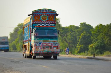Pakistan Kamyonu Lahor çevre yoluna doğru gidiyor. CPEC 'de. Pakistan 'dan Çin' e. Çin 'den Pakistan' a. Benzin ve yağ yüklü bir kamyon. Ulaşım. Pakistan taşımacılığı.