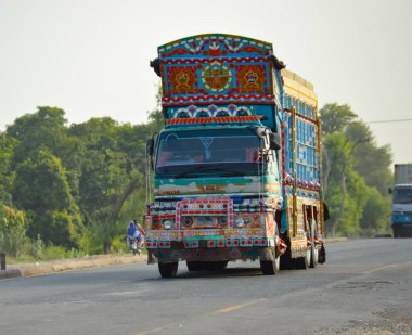 Pakistan Kamyonu Lahor çevre yoluna doğru gidiyor. CPEC 'de. Pakistan 'dan Çin' e. Çin 'den Pakistan' a. Benzin ve yağ yüklü bir kamyon. Ulaşım. Pakistan taşımacılığı.