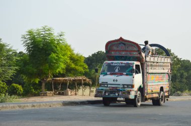 Pakistan Kamyonu Lahor çevre yoluna doğru gidiyor. CPEC 'de. Pakistan 'dan Çin' e. Çin 'den Pakistan' a. Benzin ve yağ yüklü bir kamyon. Ulaşım. Pakistan taşımacılığı.