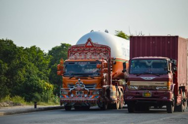 Pakistan Kamyonu Lahor çevre yoluna doğru gidiyor. CPEC 'de. Pakistan 'dan Çin' e. Çin 'den Pakistan' a. Benzin ve yağ yüklü bir kamyon. Ulaşım. Pakistan taşımacılığı.