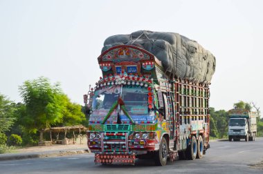 Pakistan Kamyonu Lahor çevre yoluna doğru gidiyor. CPEC 'de. Pakistan 'dan Çin' e. Çin 'den Pakistan' a. Benzin ve yağ yüklü bir kamyon. Ulaşım. Pakistan taşımacılığı.