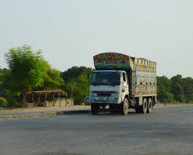 Pakistan Kamyonu Lahor çevre yoluna doğru gidiyor. CPEC 'de. Pakistan 'dan Çin' e. Çin 'den Pakistan' a. Benzin ve yağ yüklü bir kamyon. Ulaşım. Pakistan taşımacılığı.