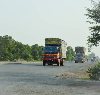 Pakistan Kamyonu Lahor çevre yoluna doğru gidiyor. CPEC 'de. Pakistan 'dan Çin' e. Çin 'den Pakistan' a. Benzin ve yağ yüklü bir kamyon. Ulaşım. Pakistan taşımacılığı.