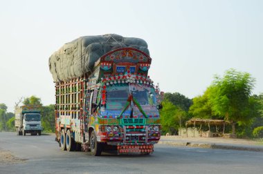 Pakistan Kamyonu Lahor çevre yoluna doğru gidiyor. CPEC 'de. Pakistan 'dan Çin' e. Çin 'den Pakistan' a. Benzin ve yağ yüklü bir kamyon. Ulaşım. Pakistan taşımacılığı.