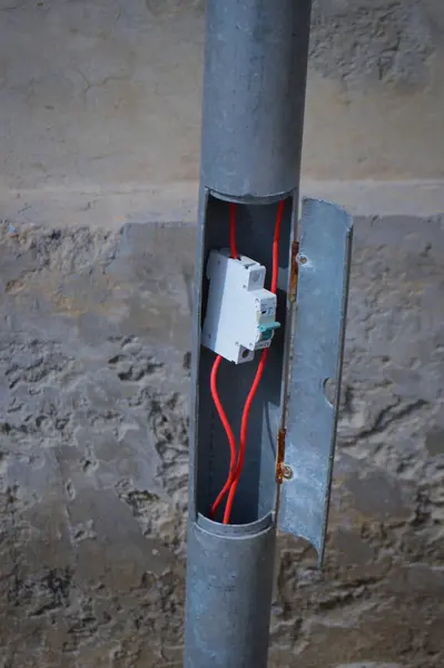 Duvarda fişi olan bir elektrik kaynağı.