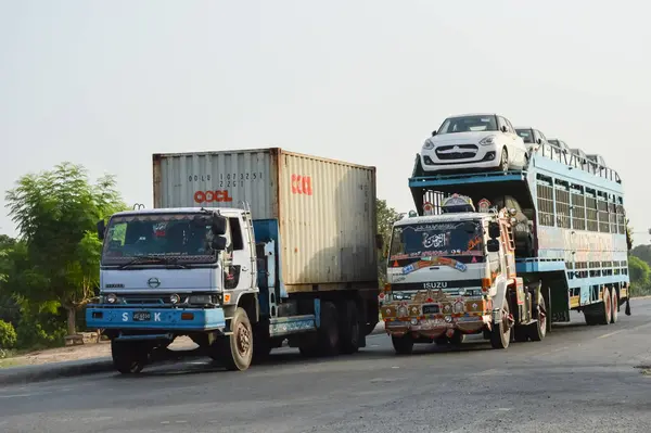 PAKISTAN PUNJAB 2023 14 MARCH: Lahore çevre yoluna doğru otoyolda Pakistan Kamyonu. CPEC 'de. Pakistan 'dan Çin' e. Çin 'den Pakistan' a. Benzin ve yağ yüklü bir kamyon. Ulaşım. Pakistan taşımacılığı.