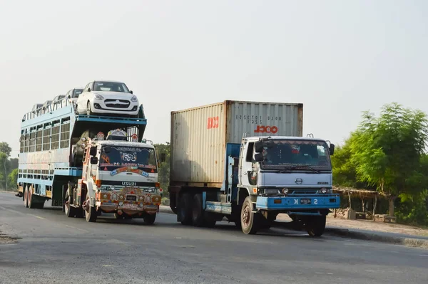PAKISTAN PUNJAB 2023 14 MARCH: Lahore çevre yoluna doğru otoyolda Pakistan Kamyonu. CPEC 'de. Pakistan 'dan Çin' e. Çin 'den Pakistan' a. Benzin ve yağ yüklü bir kamyon. Ulaşım. Pakistan taşımacılığı.