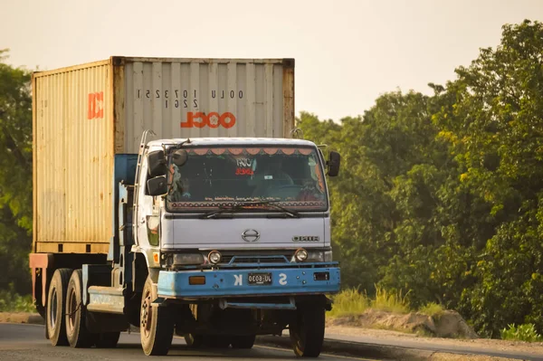 Pakistan Kamyonu Lahor çevre yoluna doğru gidiyor. CPEC 'de. Pakistan 'dan Çin' e. Çin 'den Pakistan' a. Benzin ve yağ yüklü bir kamyon. Ulaşım. Pakistan taşımacılığı.