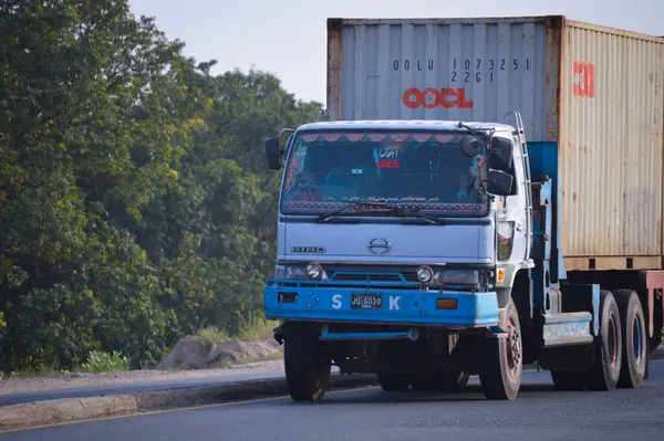 Pakistan Kamyonu Lahor çevre yoluna doğru gidiyor. CPEC 'de. Pakistan 'dan Çin' e. Çin 'den Pakistan' a. Benzin ve yağ yüklü bir kamyon. Ulaşım. Pakistan taşımacılığı.
