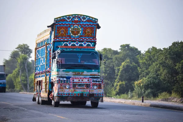 Pakistan Kamyonu Lahor çevre yoluna doğru gidiyor. CPEC 'de. Pakistan 'dan Çin' e. Çin 'den Pakistan' a. Benzin ve yağ yüklü bir kamyon. Ulaşım. Pakistan taşımacılığı.