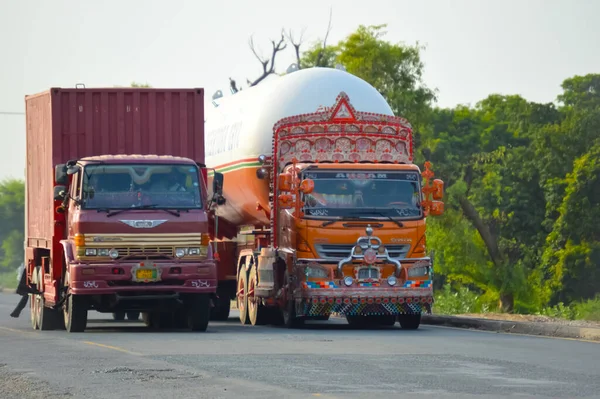 Pakistan Kamyonu Lahor çevre yoluna doğru gidiyor. CPEC 'de. Pakistan 'dan Çin' e. Çin 'den Pakistan' a. Benzin ve yağ yüklü bir kamyon. Ulaşım. Pakistan taşımacılığı.