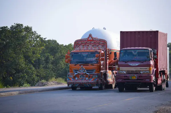Pakistan Kamyonu Lahor çevre yoluna doğru gidiyor. CPEC 'de. Pakistan 'dan Çin' e. Çin 'den Pakistan' a. Benzin ve yağ yüklü bir kamyon. Ulaşım. Pakistan taşımacılığı.