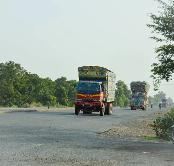 Pakistan Kamyonu Lahor çevre yoluna doğru gidiyor. CPEC 'de. Pakistan 'dan Çin' e. Çin 'den Pakistan' a. Benzin ve yağ yüklü bir kamyon. Ulaşım. Pakistan taşımacılığı.
