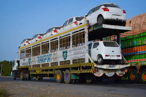Pakistan Kamyonu Lahor çevre yoluna doğru gidiyor. CPEC 'de. Pakistan 'dan Çin' e. Çin 'den Pakistan' a. Benzin ve yağ yüklü bir kamyon. Ulaşım. Pakistan taşımacılığı.