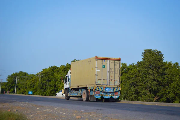 Pakistan Kamyonu Lahor çevre yoluna doğru gidiyor. CPEC 'de. Pakistan 'dan Çin' e. Çin 'den Pakistan' a. Benzin ve yağ yüklü bir kamyon. Ulaşım. Pakistan taşımacılığı.