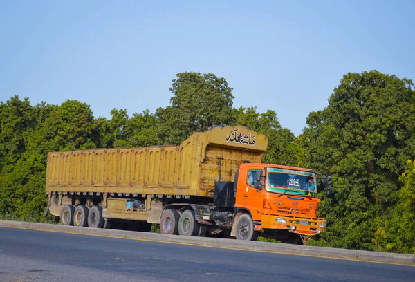Yolda karavanı olan bir kamyon.