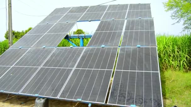 Ett Futuristiskt Solkraftverk Som Alstrar Förnybar Energi Från Solen Vilket — Stockvideo