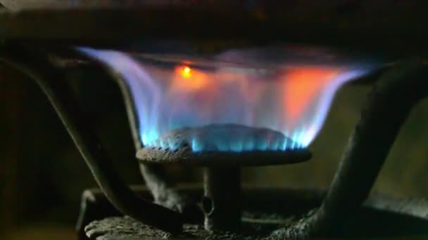 暖炉で燃えるバーナー — ストック動画