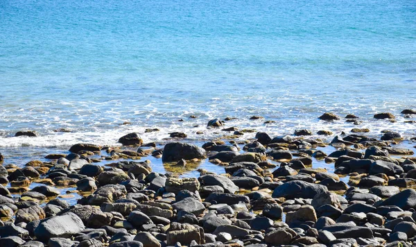 Små Stenar Stranden Havet Reflekterar Solljuset Solen Skiner Havet Morgonen — Stockfoto
