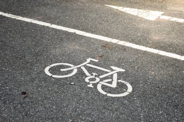 Yolu gösteren bisiklet ikonları ve oklar, bisiklet işaretleri, halka açık alanlarda trafik işaretleri, bisiklet yolları, beton yollar ve trafik işaretleri, yana git, ileri git, klasik trafik.