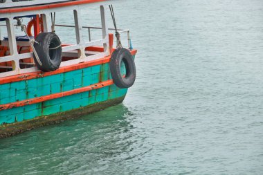 Yolcu botu denize demirlemiş parlak renkler ve güzel klasik desenli teknelerle denizin çok güzel renkleri ve güvenli tekne yolculukları var..