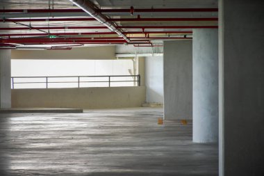 Alışveriş merkezindeki yeraltı otoparkı, endüstriyel bina, mpty araba parkı, sabahları yumuşak güneş ışığı..