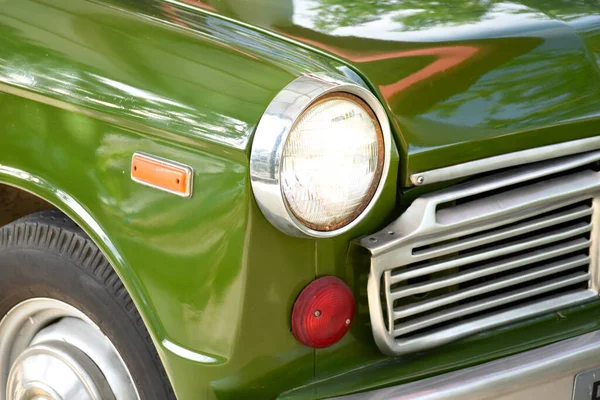 Klasik retro araba yeşili, araba lastikleri ve daire şeklinde araba farı, arabanın farları, ön ışık yeşil araba, klasik retro arabaların cazibesi..