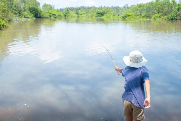 Menino Asiático Pescando Pelo Rio Usando Vara Pesca Bambu Superfície — Fotografia de Stock