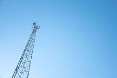 Açık gökyüzü ve günışığı arkaplanı üzerine anten telekomünikasyon, gün doğumuyla güzel bir gökyüzü ve bulutlar, iletişim ve veri iletimi kavramı, gelecekteki 5G kablosuz, aşağıdan görünüm.