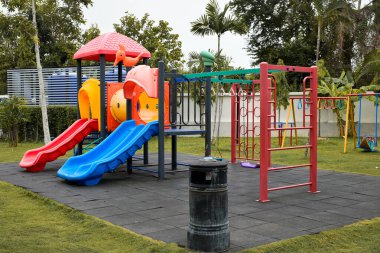Açık hava parkındaki renkli çocuk parkı ekipmanları ya da eğlence parkı.