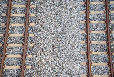 Bangkok, Tayland - 13 Ekim 2023: Bangkok 'taki kamu rayları beyaz çakıl üzerinde çift raylı demiryolu..