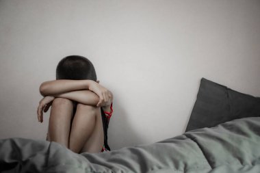 Bir çocuk, dizleri depresyondan ve aile içi şiddetten dolayı sarılmış bir şekilde yatağında oturuyor ve geçmişinde kabadayılık taslıyor. Bir odada tek başına oturan çocuk hüzünlü bir his veriyor..