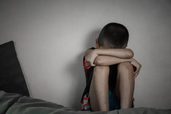 Depresyondan muzdarip üzgün bir çocuk, aile içi şiddet ve çocukluk depresyonu yüzünden yatak odasında yalnız başına oturuyor. Çocuk mutsuz ve korkmuştu..