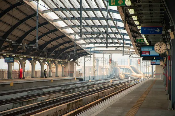 Bangkok, Tayland - 14 Ekim 2023: Metropolitan Rapid Transi veya MRT modern mimariyle dekore edilmiş bir kamu elektrik tren istasyonudur..