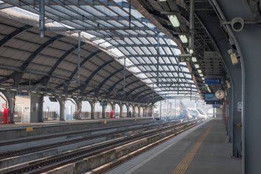 Bangkok, Tayland - 14 Ekim 2023: Modern mimariyle dekore edilmiş MRT istasyonu başkentte bir toplu taşıma istasyonudur..