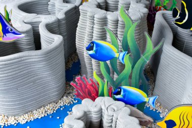 Yapay mercan resif modelleri ve deniz balığı modelleri, denizin altındaki doğayı incelemek ve öğrenmek için okyanus ve denizi canlandırmak üzere güzel bir şekilde düzenlenmiştir..