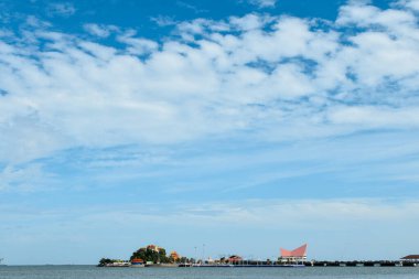 Chonburi, Tayland - 5 Ağustos 2023: Yüzen ada Sriracha veya Koh Loy, Tayland tapınakları ile deniz ortasında yüzen bir adadır..