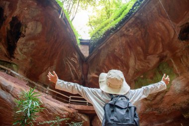 Turist yürüyüşçüleri kollarını güzel kahverengi kaya mağaralarına uzatıyor ve doğa Asya 'da doğa turizmi ve zorlu faaliyetler için bir turizm beldesi..