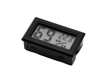 Beyaz izole bir arkaplanda sayısal LCD görüntüleme gösteren küçük siyah termometre ve nem ölçer yakın plan.