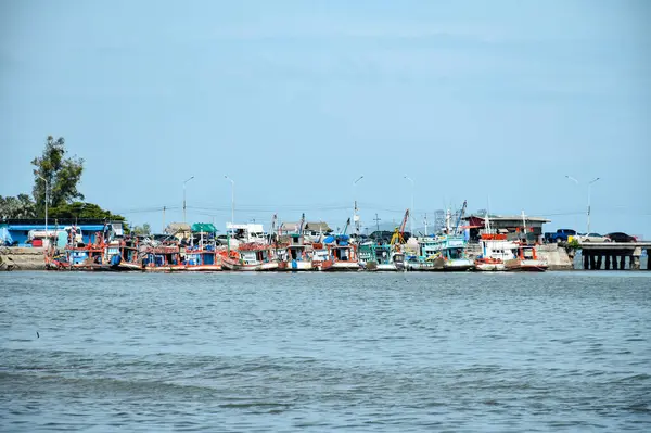 Chonburi, Tayland - 5 Ağustos 2023: Tayland halkının balıkçılık yaşam tarzını gösteren Sriracha Rıhtımı 'na demirlemiş çeşitli balıkçı tekneleri. Pattaya Tayland 'ın turistik merkezleri.