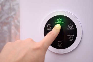 Akıllı bir evde ya da yeşil bir evde, akıllı bir nemlendiricinin açma ve kapama düğmesine basarak elinizi kapatın.