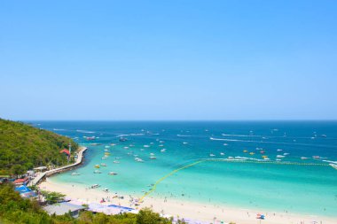 Ariel güzel plajların ve adaların manzarası. Koh Larn 'daki güzel tropikal plaj, beyaz kum ve kristal berrak su, plajda turist grupları ve mavi denizde botlarla dolu bir plajdır..