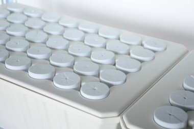 Bitki klonlama tepsisini beyaz plastik çemberli veya bitki fidanlarının veya kenevir bitkilerinin yetiştirilmesi için Hidrofonik Havacılık Tepsisi ile kapatın.