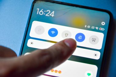 Android cep telefonu ekranındaki bildirim kipini kapatmak ve tarihleme uygulamalarındaki kibritleri bildirmek için parmağa basın, Parmakla müdahale düğmesini kapatır.
