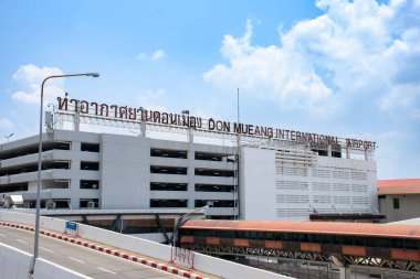BANGKOK, THAILAND - 24 Nisan 2024: Don Mueang Uluslararası Havalimanı (DMK) ikincil düşük maliyetli iç ve dış seferler. Don Mueang Havaalanı 'ndaki yolcu otoparkında..